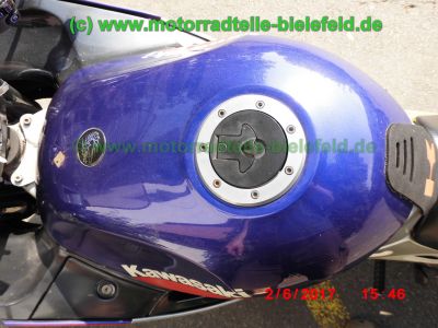 Kawasaki_ZZR600E_silber-blau_Glitter_Typ_ZX600E_–_Technik_wie_ZZ-R_600_D_E_ZX600D-101.jpg