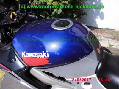 Kawasaki_ZZR600E_silber-blau_Glitter_Typ_ZX600E_–_Technik_wie_ZZ-R_600_D_E_ZX600D-51.jpg