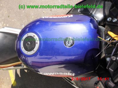 Kawasaki_ZZR600E_silber-blau_Glitter_Typ_ZX600E_–_Technik_wie_ZZ-R_600_D_E_ZX600D-66.jpg