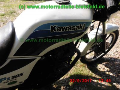 Kawasaki_GPZ305_weiss-blau_EX305B_Halbschale_Belt-Drive_Riemen-Antrieb_original_Auspuff_2-2_KHI_K_070_–_wie_ER_EX_Z_250_305_A_B_GP-11.jpg