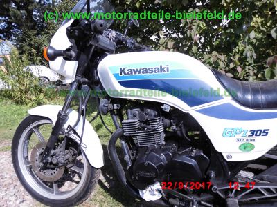 Kawasaki_GPZ305_weiss-blau_EX305B_Halbschale_Belt-Drive_Riemen-Antrieb_original_Auspuff_2-2_KHI_K_070_–_wie_ER_EX_Z_250_305_A_B_GP-24.jpg