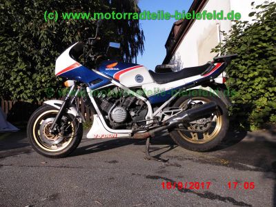 Honda_VF750F_RC15_Interceptor_V4_Youngtimer-Sportler_90PS_Super-Bike_Lenker_GIVI_Monorack_3_Gepaecktraeger_–_Technik_wie_VF_400_500_700_750_1000_1100_F_S_C-49.jpg