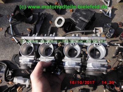 Yamaha_FZS600_Fazer_RJ02_rot_zerlegt_-_Ersatzteile_Teile_parts_spares_spare-parts_ricambi_repuestos_wie_FZ1_FZ6_FZR600R_YZF600R-172.jpg