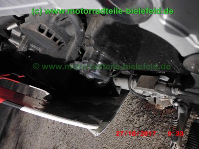 Kawasaki_ZX-10_Tomcat_ZXT00B_rot-weiss_139PS_260kmh_unverbastelt_original_Auspuff_KHI_K177_Gepaecktraeger_–_Technik_wie_GPZ1000RX_ZXT00A_GPZ900R_ZX900A-10.jpg