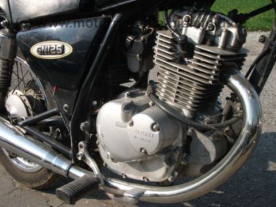 Suzuki_GN125_NF41A_NF41_A_GN_125_schwarz_weiss_37.jpg