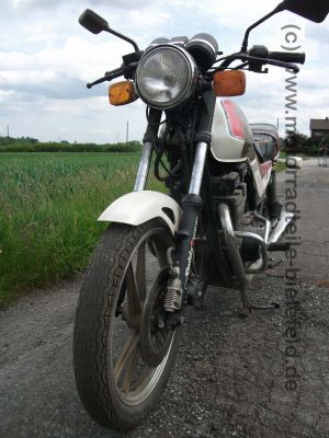 Suzuki_GSX400E_GK53C_weissrot_GS_GSX_250_400_GSX250_GSX400_E_250E_400E_GS25x_GS40x_GK_53_C_37_.jpg