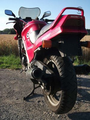 Honda_VFR_750_F_750F_VFR750F_rot_RC24_wie_RC36_VF_VFR_400_500_700_750_F_S_C_106.jpg