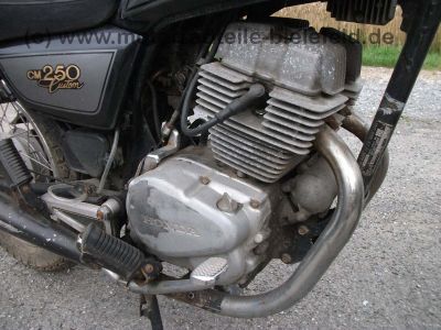 Honda_CM_250C_Chopper_schwarz_MC06_wie_CB_CM_125_185_200_250_400_C_T_N_MC01_NC01_46.jpg