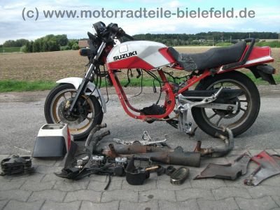 Suzuki_GSX_550EF_rotweiss_Wrack_GN71D_wie_GSX_400_500_550_750_E_ES_EF_27.jpg
