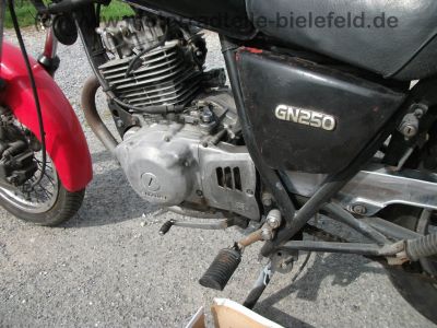 Suzuki_GN_250_schwarzrot_NJ42A_wie_GN_DR_125_250_400_GN125_GN250_GN400_12.jpg