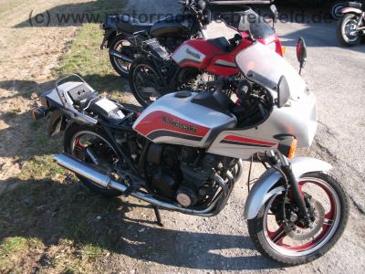 Kawasaki_KZ_400_J_4-Zylinder_schwarz_Typ_KZ_400_M_-_wie_KZ_ZX_Z_400_500_550_750_A_B_C_D_E_UT_GP_4.jpg