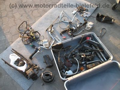 Honda_CB_200_Twin_2x_zerlegt_in_Teilen_Extras_Sondersitz_etc__-_wie_CB_125_250_K_G_125.jpg