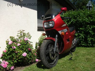 Honda_VF_1000_F2_Bol_d�Or_SC15_rot-silber_V4_wie_VF_400_500_700_750_1100_F_F2_C_S_R_SC16_3.jpg