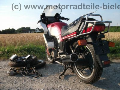 Yamaha_XZ_550_S_11U_weiss-rot_Verkleidung_Gepaecktraeger_Koffertraeger_orig__Auspuff_11H_-_14711_-_wie_XZ_400_D_24R_11V_11J_11K_2.jpg