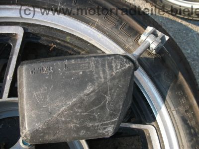 Yamaha_XZ_550_S_11U_weiss-rot_Verkleidung_Gepaecktraeger_Koffertraeger_orig__Auspuff_11H_-_14711_-_wie_XZ_400_D_24R_11V_11J_11K_25.jpg