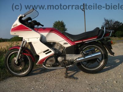 Yamaha_XZ_550_S_11U_weiss-rot_Verkleidung_Gepaecktraeger_Koffertraeger_orig__Auspuff_11H_-_14711_-_wie_XZ_400_D_24R_11V_11J_11K_28.jpg
