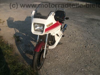 Yamaha_XZ_550_S_11U_weiss-rot_Verkleidung_Gepaecktraeger_Koffertraeger_orig__Auspuff_11H_-_14711_-_wie_XZ_400_D_24R_11V_11J_11K_31.jpg