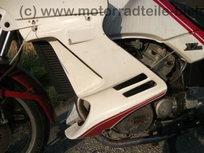 Yamaha_XZ_550_S_11U_weiss-rot_Verkleidung_Gepaecktraeger_Koffertraeger_orig__Auspuff_11H_-_14711_-_wie_XZ_400_D_24R_11V_11J_11K_48.jpg