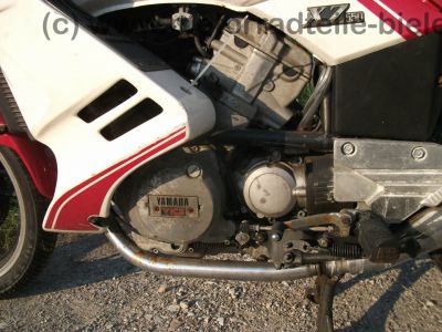 Yamaha_XZ_550_S_11U_weiss-rot_Verkleidung_Gepaecktraeger_Koffertraeger_orig__Auspuff_11H_-_14711_-_wie_XZ_400_D_24R_11V_11J_11K_50.jpg