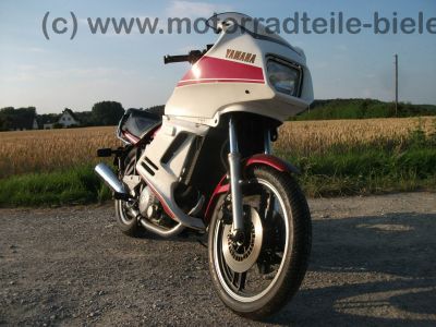 Yamaha_XZ_550_S_11U_weiss-rot_Verkleidung_Gepaecktraeger_Koffertraeger_orig__Auspuff_11H_-_14711_-_wie_XZ_400_D_24R_11V_11J_11K_69.jpg