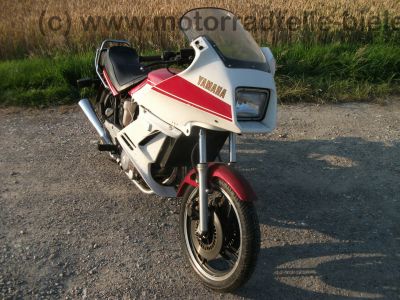 Yamaha_XZ_550_S_11U_weiss-rot_Verkleidung_Gepaecktraeger_Koffertraeger_orig__Auspuff_11H_-_14711_-_wie_XZ_400_D_24R_11V_11J_11K_73.jpg