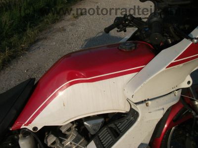 Yamaha_XZ_550_S_11U_weiss-rot_Verkleidung_Gepaecktraeger_Koffertraeger_orig__Auspuff_11H_-_14711_-_wie_XZ_400_D_24R_11V_11J_11K_78.jpg