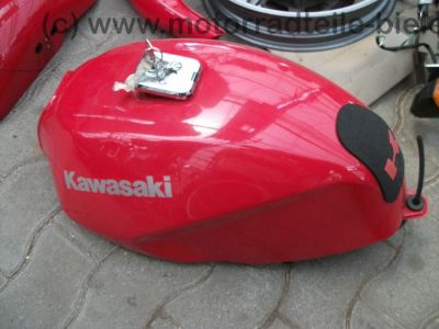 Kawasaki_ER-5_Twister_rot_zerlegt_Tank_Lacksatz_Vorderrad_Hinterrad_Rahmen_Schwinge_etc__21.jpg