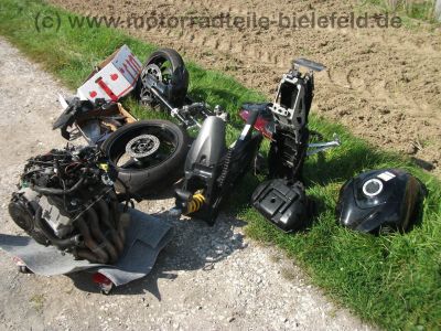 Suzuki_GSX-R_GSXR_750_600_K6_K7_zerlegt_-_Motor_Hinterrad_Schwinge_Verkleidung_etc__1.jpg