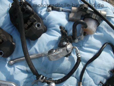 Suzuki_GSX-R_GSXR_750_600_K6_K7_zerlegt_-_Motor_Hinterrad_Schwinge_Verkleidung_etc__124.jpg