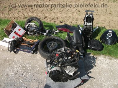Suzuki_GSX-R_GSXR_750_600_K6_K7_zerlegt_-_Motor_Hinterrad_Schwinge_Verkleidung_etc__2.jpg