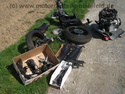 Suzuki_GSX-R_GSXR_750_600_K6_K7_zerlegt_-_Motor_Hinterrad_Schwinge_Verkleidung_etc__4.jpg