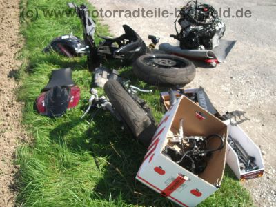 Suzuki_GSX-R_GSXR_750_600_K6_K7_zerlegt_-_Motor_Hinterrad_Schwinge_Verkleidung_etc__5.jpg