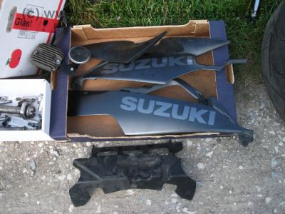 Suzuki_GSX-R_GSXR_750_600_K6_K7_zerlegt_-_Motor_Hinterrad_Schwinge_Verkleidung_etc__54.jpg