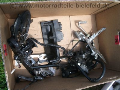 Suzuki_GSX-R_GSXR_750_600_K6_K7_zerlegt_-_Motor_Hinterrad_Schwinge_Verkleidung_etc__55.jpg