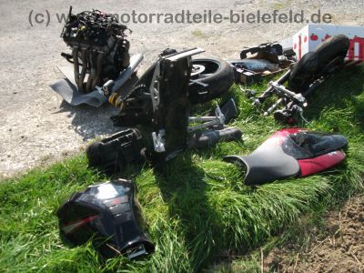 Suzuki_GSX-R_GSXR_750_600_K6_K7_zerlegt_-_Motor_Hinterrad_Schwinge_Verkleidung_etc__7.jpg