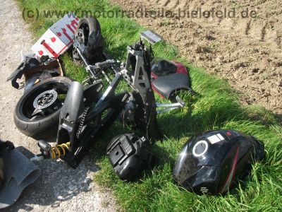 Suzuki_GSX-R_GSXR_750_600_K6_K7_zerlegt_-_Motor_Hinterrad_Schwinge_Verkleidung_etc__8.jpg