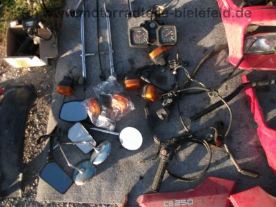 Honda_CB_250_RS_rot_MC02_zerlegt_Motor_demontiert_Neuteile_-_wie_XL_CL_250_R_S_MD03_MD04_MD06_Deluxe_12.jpg