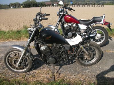Honda_VT_500_C_Custom_Shadow_PC08_schwarz_Fehlteile_Chopper_vorverlegte_Fischer_Fussrasten-Anlage_FS07_eingetragen_1.jpg