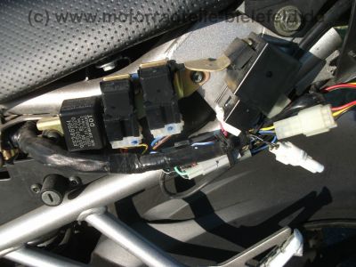 Yamaha_FZ6-N_RJ07_silber_Crash_-_wie_YZF_FZS_600_1000_FZ6_Fazer_S2_YZF-R6_FZ1-N_FZ1-S_RJ_02_03_05_09_14_24.jpg