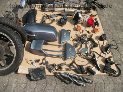 Kawasaki_KZ_250_A_Twin_grau-blau_zerlegt_-_wie_Z_KZ_400_440_Twin_LTD_A_C_H_20.jpg
