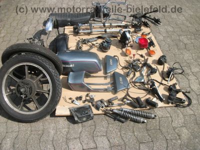 Kawasaki_KZ_250_A_Twin_grau-blau_zerlegt_-_wie_Z_KZ_400_440_Twin_LTD_A_C_H_4.jpg