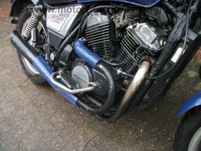 Honda_VT_500_C_Custom_Shadow_PC08_blau_Crash_Hepco_Becker_Sissy-Bar_-_wie_VT_500_E_PC11_82.jpg