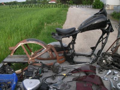 Honda_VT_600_C_Shadow_Custom-Umbau_Schwinge_Fender_Mono-Sitz_Tank-Tacho_orig__Auspuff_HM_MR1_E1_16tMls_8.jpg