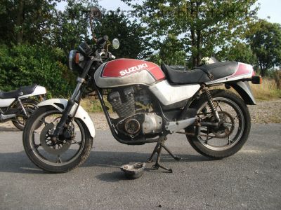 Suzuki_GSX_400_S_GK53C_weiss-rot_Wrack_-_wie_GSX_250_400_E_S_GK51C_GK53B_38.jpg