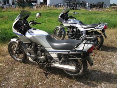 Yamaha_XJ_600_3KN_grau-weiss_49kW_67PS_Original-Verkleidung_hohe_Scheibe_Koffer-Traeger_-_wie_51J_XJ_550_650_700_750_900_1.jpg