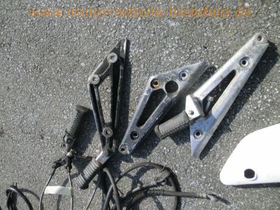 Yamaha_XJ_550_4V8_weiss_Ersatz-Teile_Motor_Heck-Buegel_-_wie_XJ_400_600_650_750_22.jpg