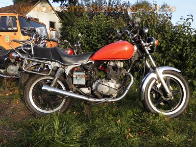 Honda_CM_400_T_NC01_orange_JAMA_Auspuff_SCHUH-Koffertraeger_Chrom-Fender_5.jpg