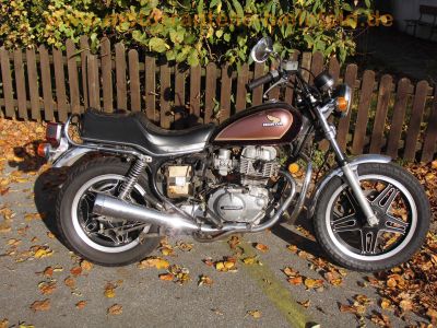 Honda_CM_400_T_NC01_Custom_braun-lila_ORIGINAL_US-Chopper_kurze_Chrom-Fender_Sturzbuegel_mit_Highway-Bars_-_wie_CM_CB_125_185_200_250_400_37.jpg