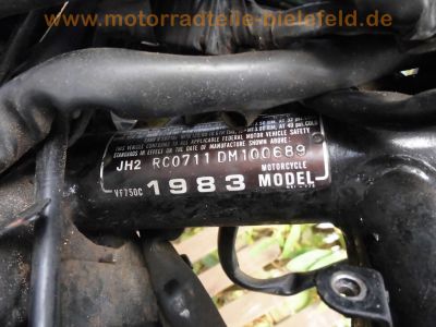 Honda_V45_US-Magna_VF_750_C_RC07_wie_RC09_schwarz_Scheibe_hohe_Sissy-Bar_kurze_Chrom-Fender_26.jpg