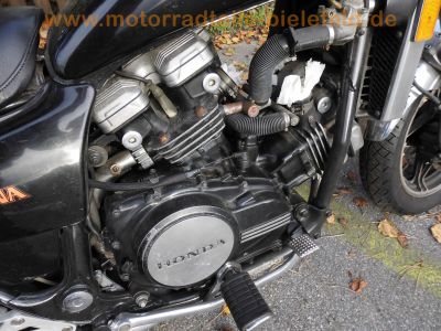 Honda_V45_US-Magna_VF_750_C_RC07_wie_RC09_schwarz_Scheibe_hohe_Sissy-Bar_kurze_Chrom-Fender_81.jpg